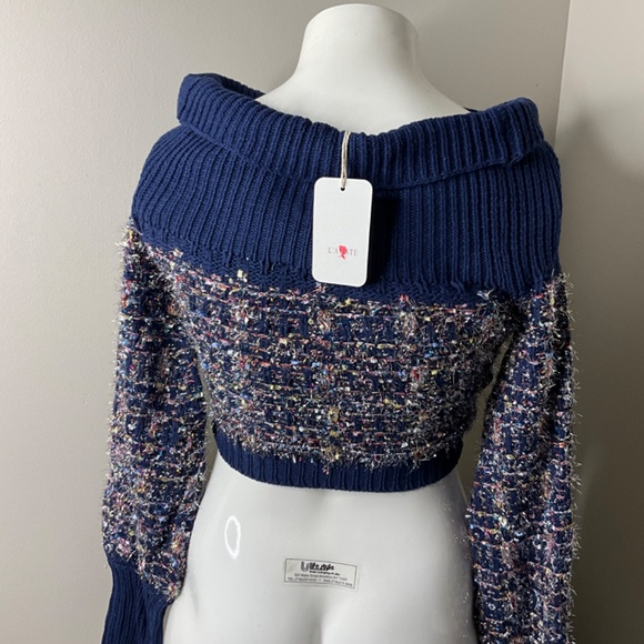 Two piece off the shoulder crop knit sweater short set. - Picture 4 of 7